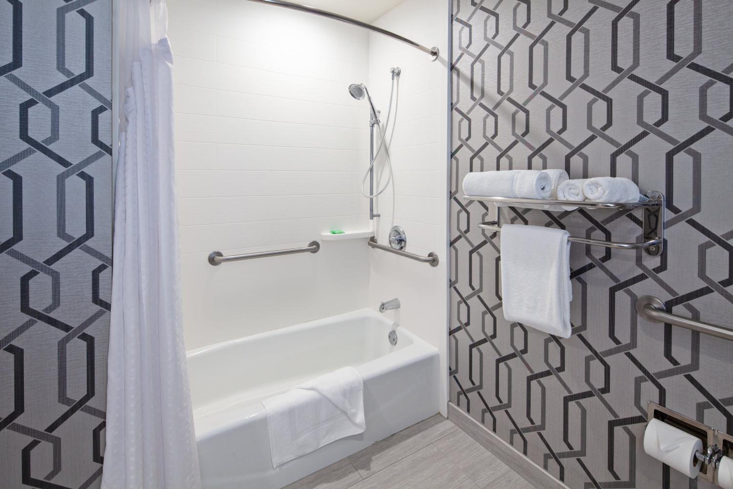 Queen Room with Two Queen Beds - Disability Access with Bath Tub thumbnail 5