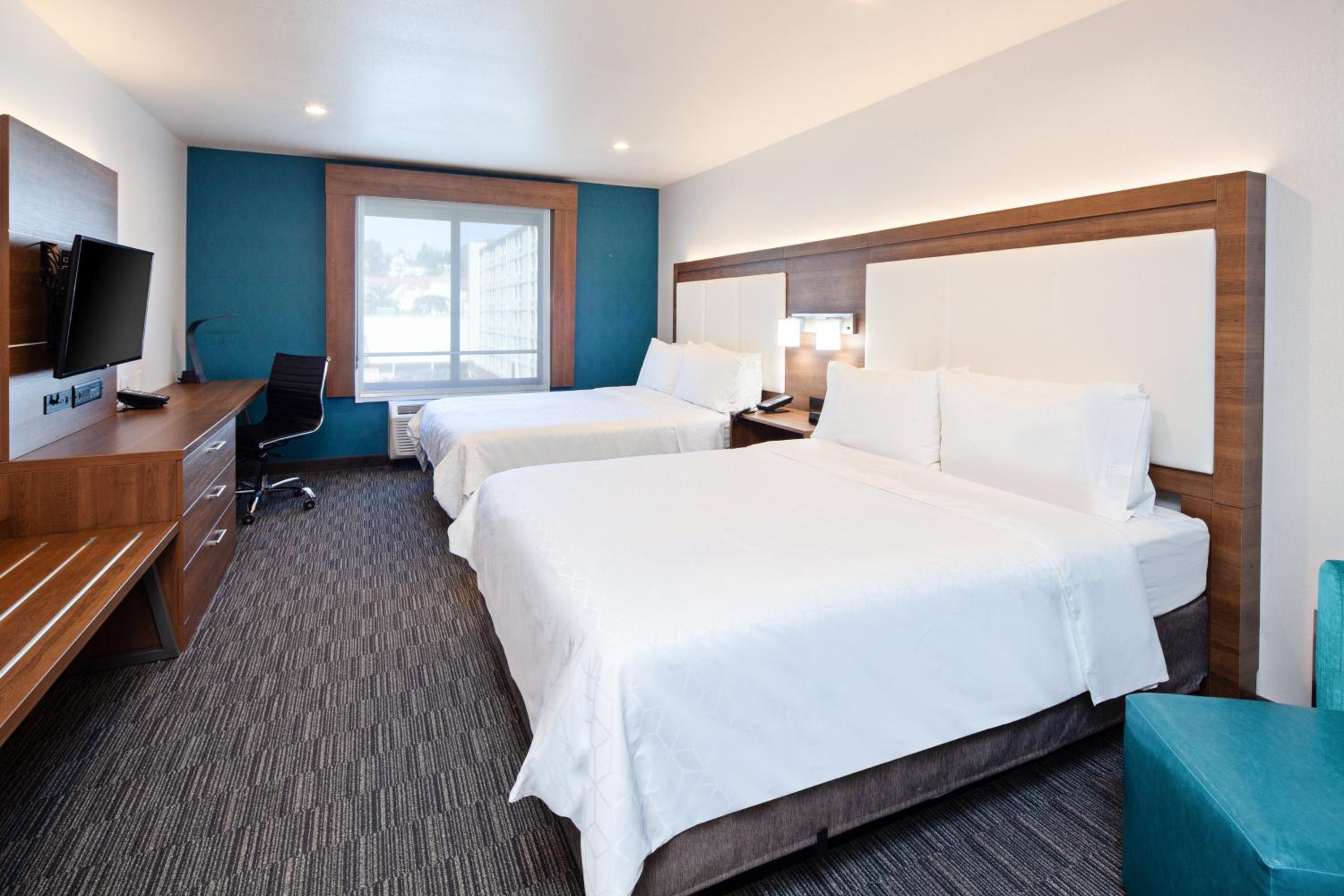 Standard Queen Room with Two Queen Beds and Mobility Accessible Tub