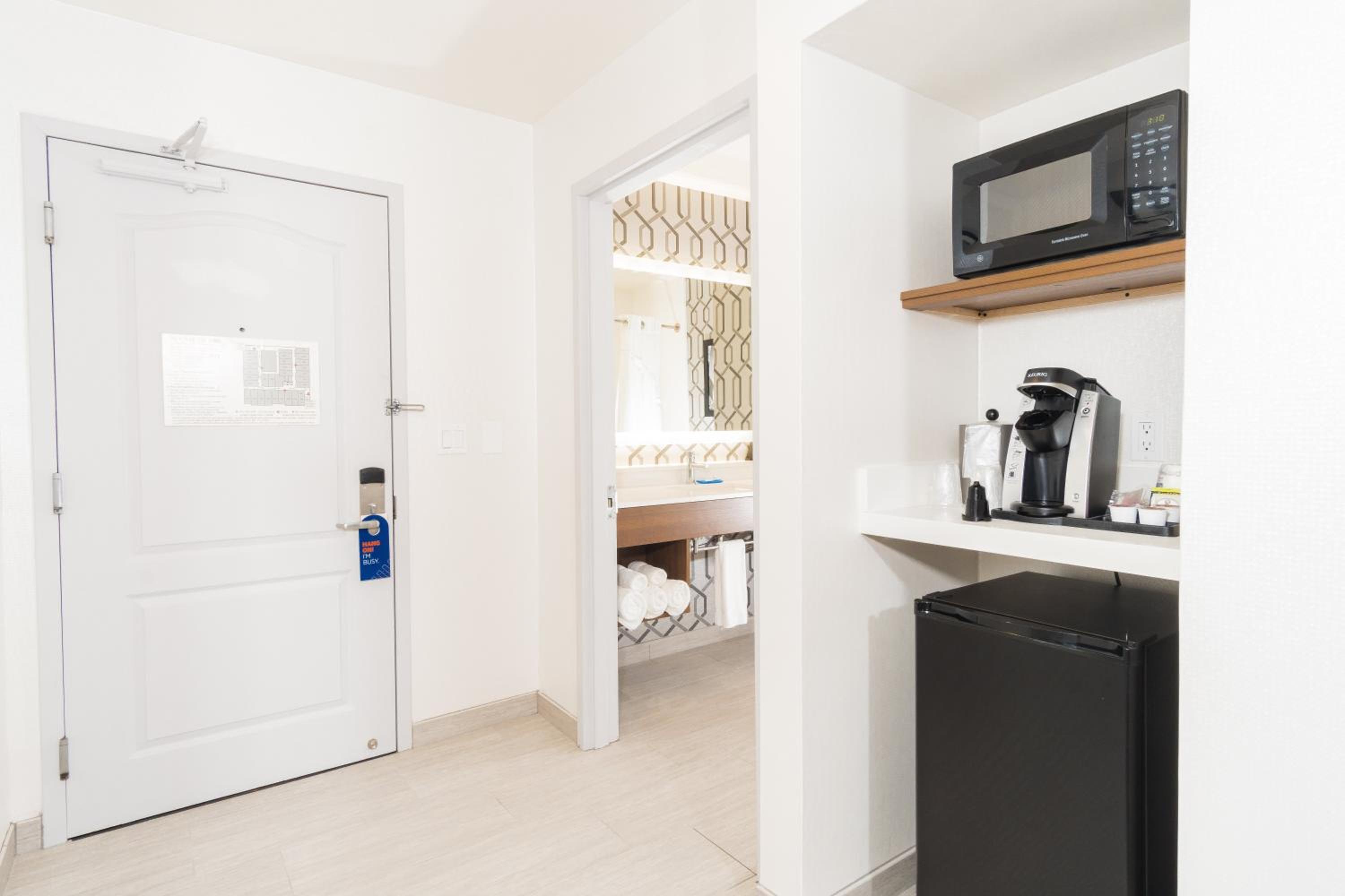 Standard Queen Room with Two Queen Beds and Mobility Accessible Tub thumbnail 6