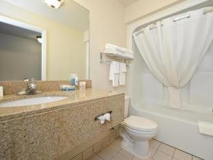 Quadruple Room with Two Queen Beds - Disability Access/Non Smoking photo 2