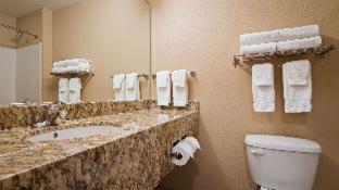 Quadruple Room with Two Queen Beds and Roll-In Shower - Non Smoking photo 3