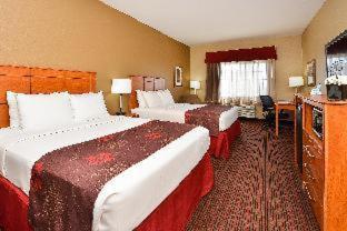 Quadruple Room with Two Queen Beds - Non Smoking/Pet Friendly photo 3