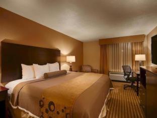 King Room - Non-Smoking - Photo 9