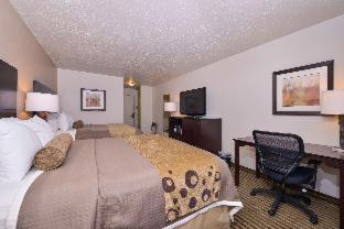 Queen Room with Two Queen Beds - Non-Smoking - Photo 13