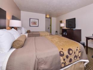 Queen Room with Two Queen Beds - Non-Smoking - Photo 16