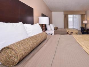 Queen Room with Two Queen Beds - Non-Smoking - Photo 3