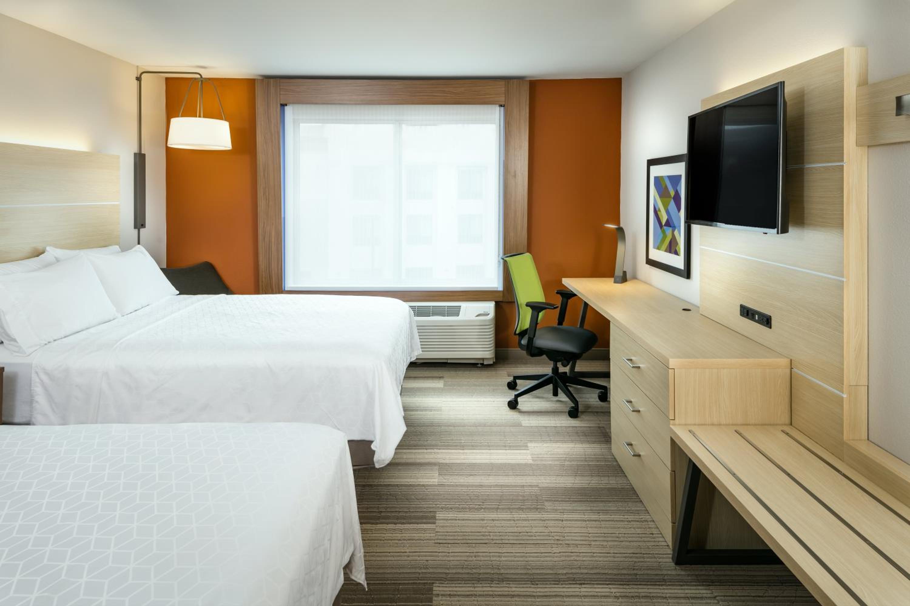 Standard Room with Two Queen Beds - Photo 4