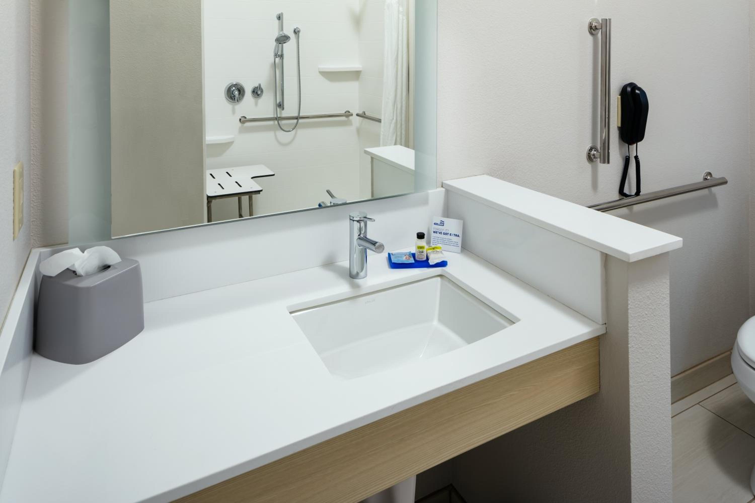 King Room - Mobility Access/Roll in Shower - Non-Smoking - Photo 4