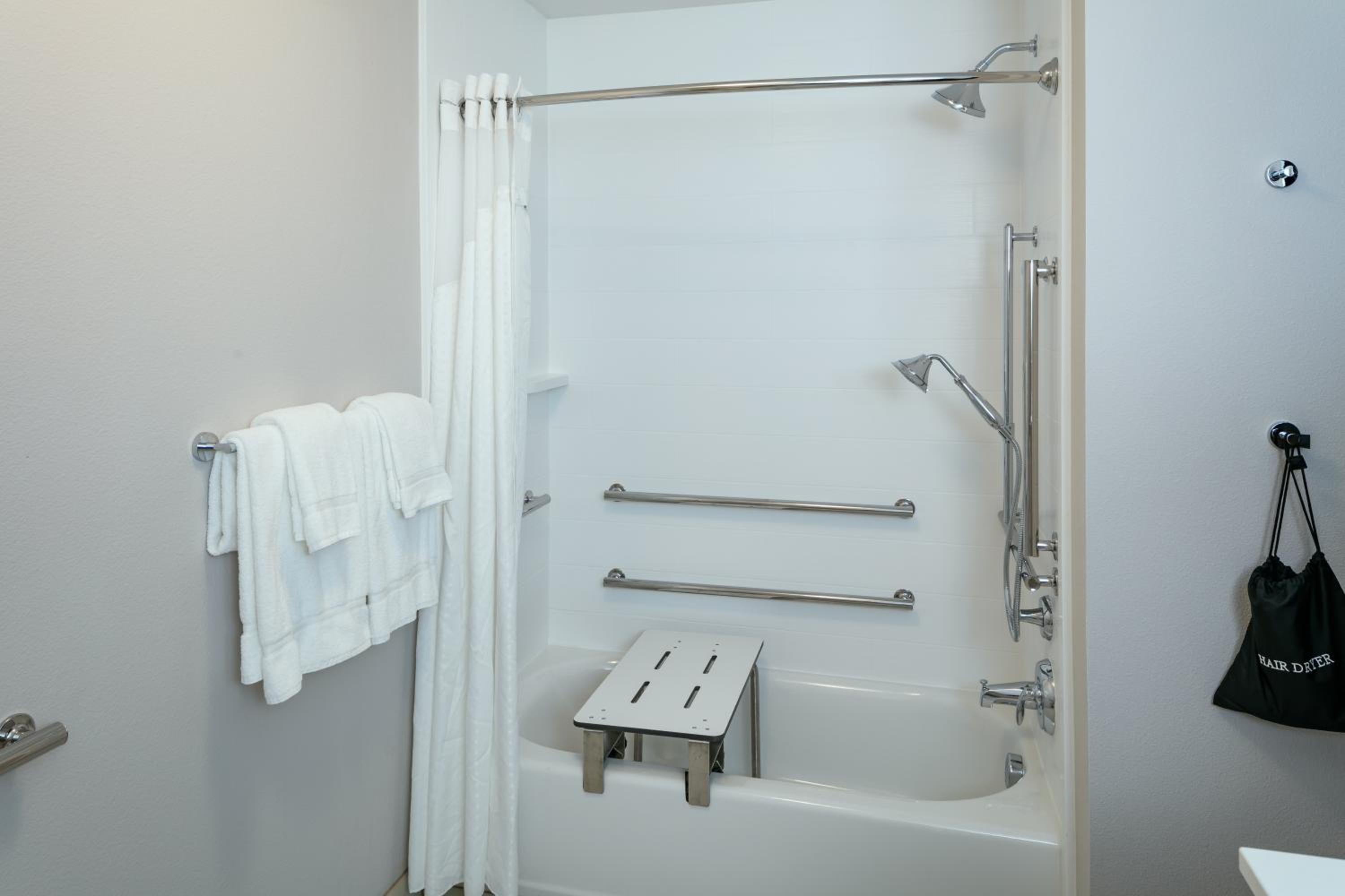 King Room - Mobility Access Tub - Non-Smoking - Photo 2