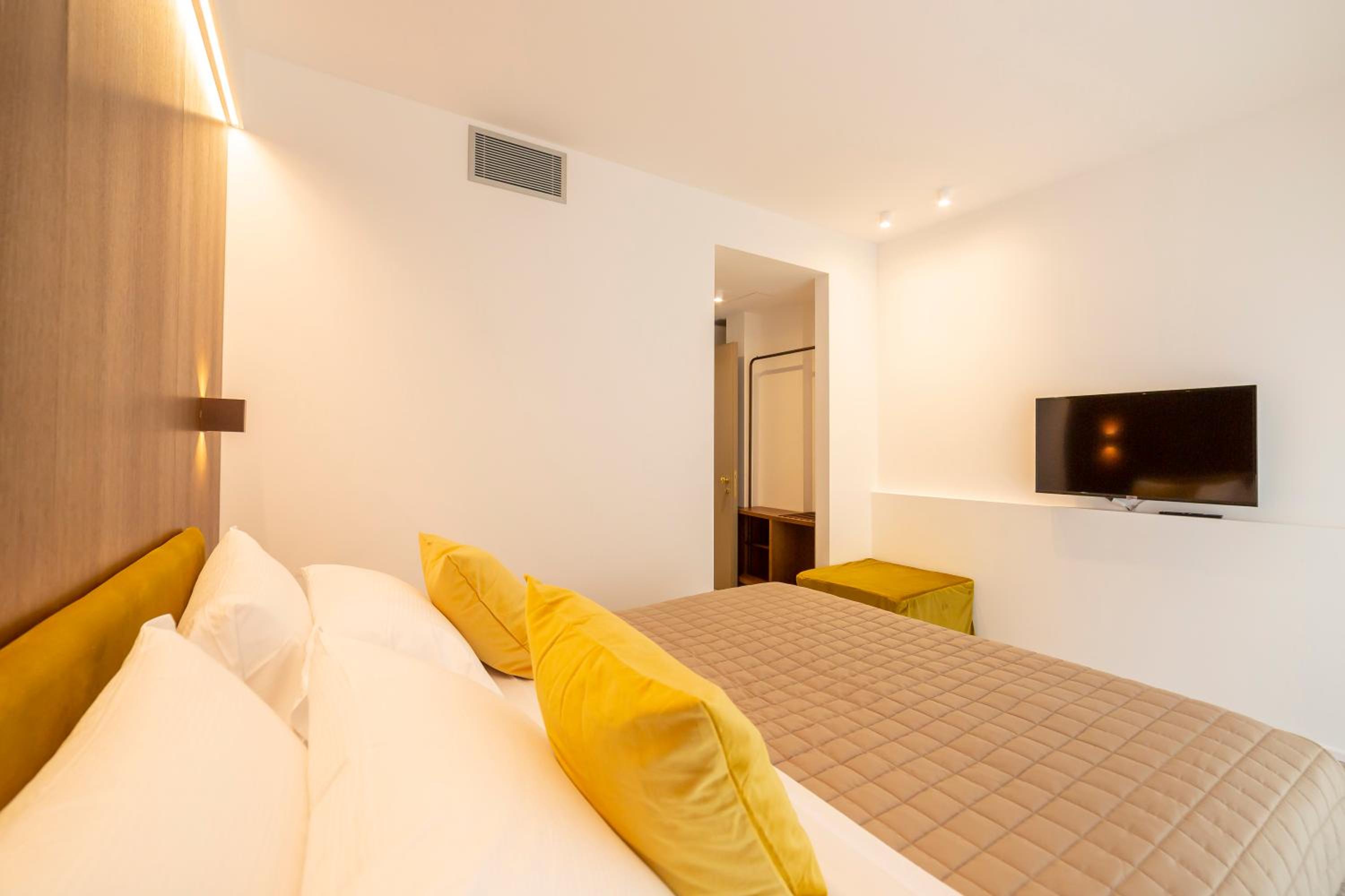 Double Room with Balcony - Photo 4