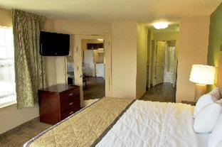 1 Queen Bed | Non-Smoking, Kitchen, Sofa-Bed - Photo 2