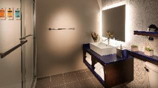 Standard Queen Room with Two Queen Beds - Photo 3