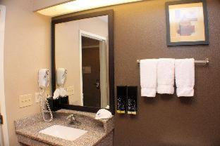 Queen Room with Two Queen Beds and Bath Tub - Disability Access/Non-Smoking  - Photo 6