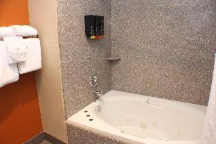 Queen Room with Two Queen Beds and Bath Tub - Disability Access/Non-Smoking  - Photo 7