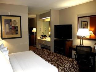 Queen Room with Two Queen Beds and Bath Tub - Disability Access/Non-Smoking  - Photo 5