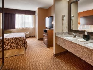Queen Room with Two Queen Beds and Bath Tub - Disability Access/Non-Smoking  - Photo 3