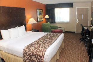 King Suite - Non-Smoking - Photo 2