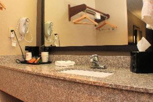 King Suite with Bath Tub - Disability Access/Non-Smoking - Photo 6