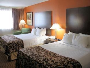 King Suite with Bath Tub - Disability Access/Non-Smoking - Photo 4