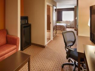 Queen Room with Two Queen Beds and Roll-In Shower - Disability Access/Non-Smoking - Photo 3