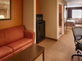 Queen Room with Two Queen Beds and Roll-In Shower - Disability Access/Non-Smoking - Photo 5