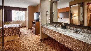 Queen Room with Two Queen Beds - Smoking - Photo 4