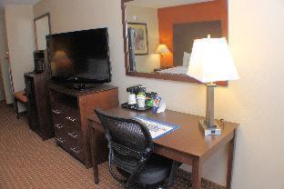 Executive Queen Room with Two Queen Beds - Non-Smoking - Photo 6