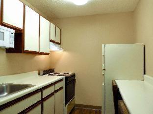Queen Bed Efficiency Nonsmoking - Photo 4