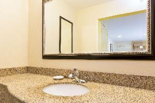 King Room - Mobility Accessible with Bathtub photo 3