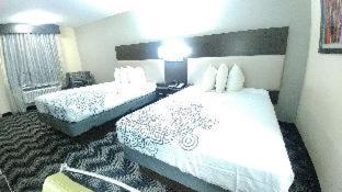 King Room with Bath Tub - Mobility Accessible/Non-Smoking - Photo 4
