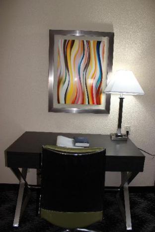 King Room with Bath Tub - Mobility Accessible/Non-Smoking - Photo 12