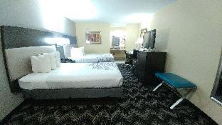 King Room with Bath Tub - Mobility Accessible/Non-Smoking - Photo 17