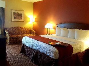 Queen Room with Roll-in Shower - Mobility Accessible - Photo 2