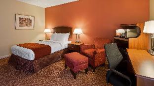 Queen Room with Two Queen Beds - Photo 2