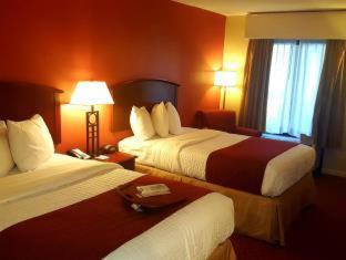 Queen Room With Bath Tub - Mobility Accessible - Photo 4