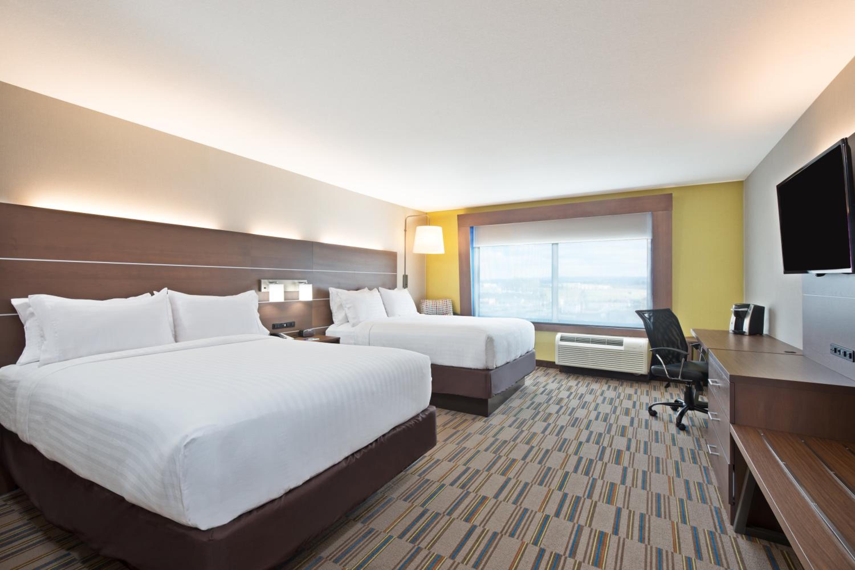 Standard Queen Room with Two Queen Beds photo 2