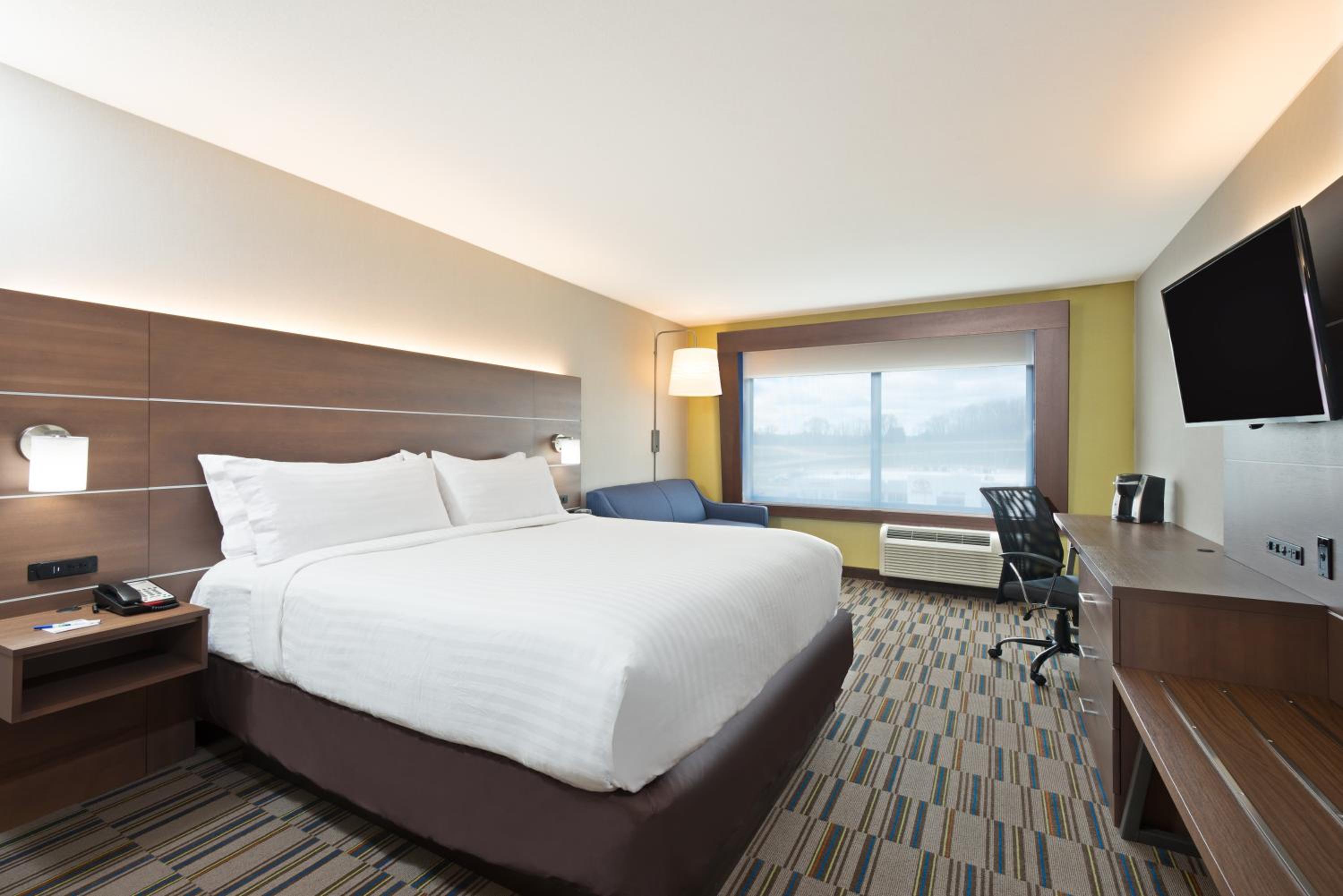 Standard King Room with Roll-In Shower - Communications Access photo 1