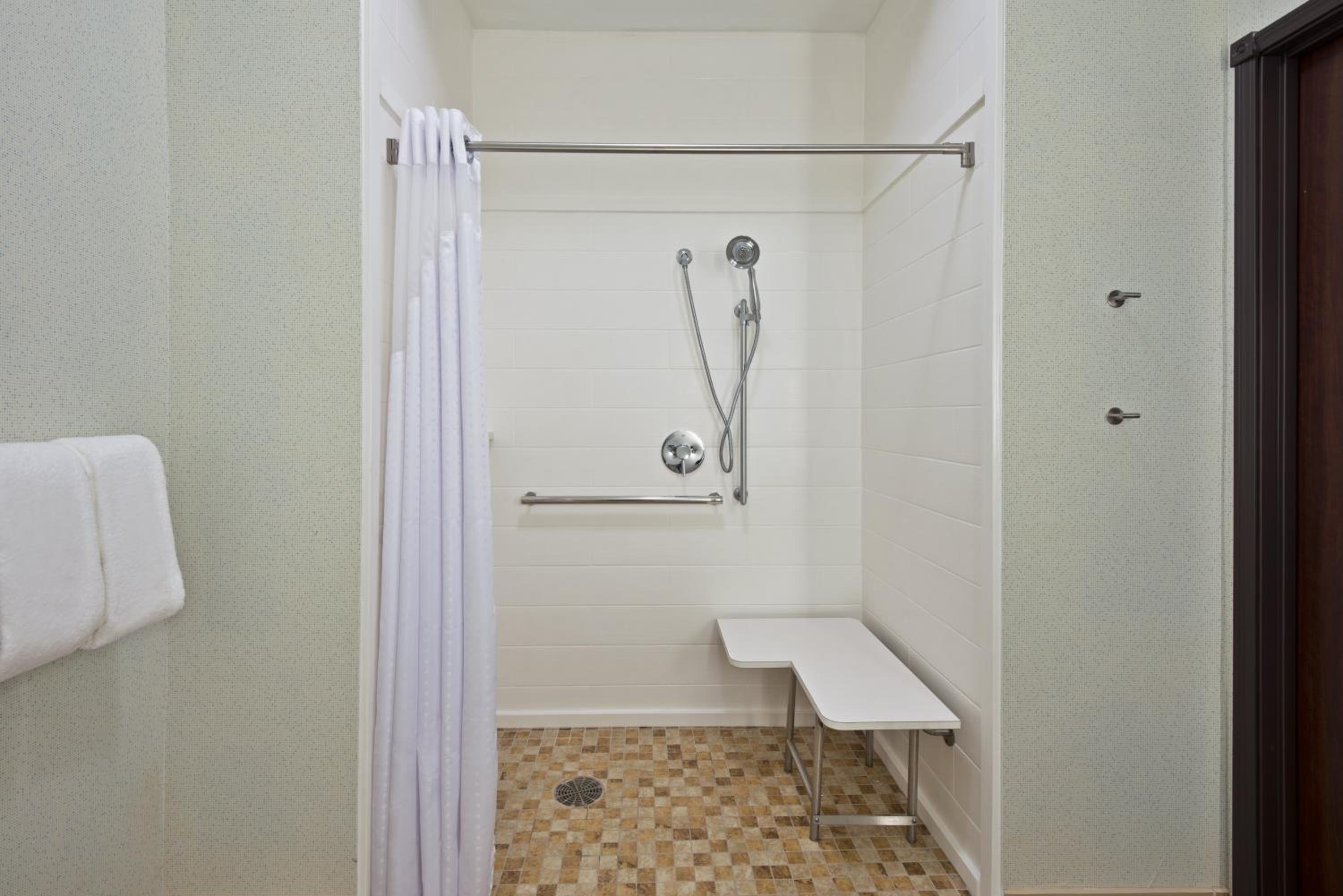 Standard King Room with Roll-In Shower - Communications Access photo 2