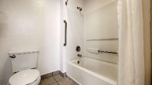King Room with Roll-in Shower - Disability Access/Non-Smoking - Photo 15