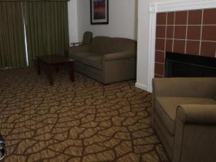 King Room with Roll-in Shower - Disability Access/Non-Smoking - Photo 3