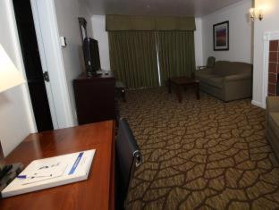 King Room with Roll-in Shower - Disability Access/Non-Smoking - Photo 5
