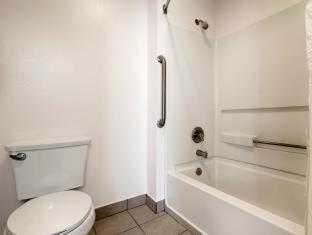 King Room with Roll-in Shower - Disability Access/Non-Smoking - Photo 8