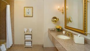 Junior King Suite with Bathtub - Mobility Access - Photo 2
