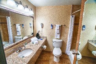Queen Room with Two Queen Beds - Pet Friendly/Non-Smoking - Photo 2