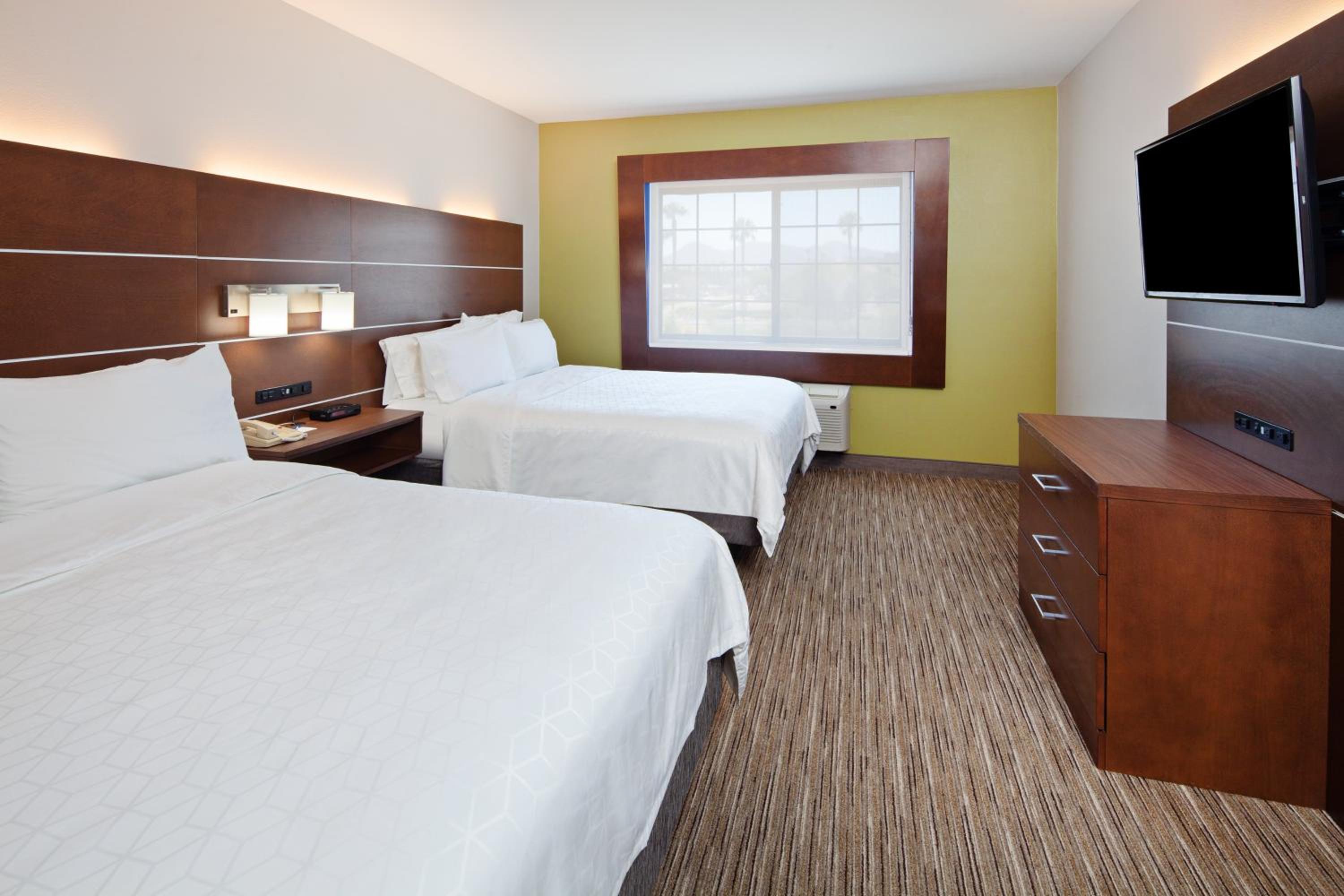Queen Suite with Two Queen Beds - Photo 3