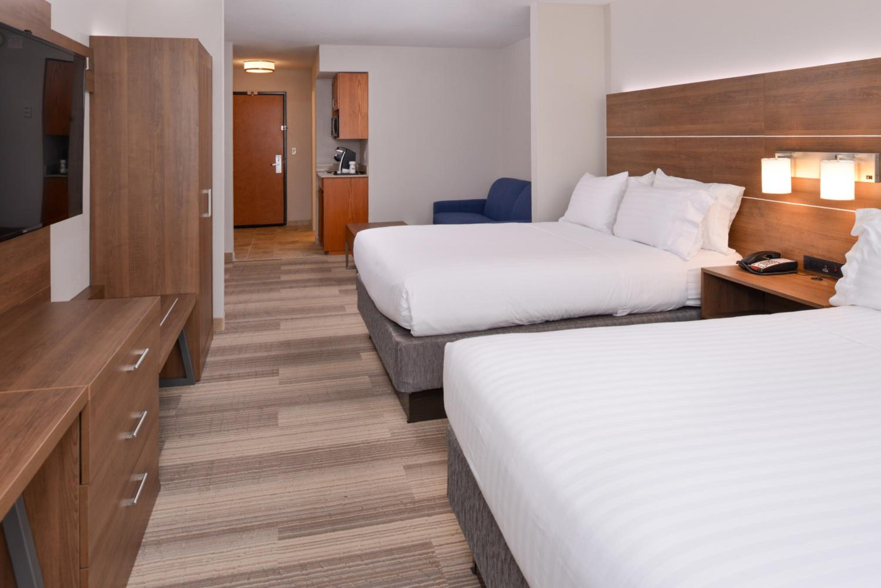 Queen Room with Two Queen Beds- Hearing Accessible Roll in Shower/Non-Smoking - Photo 3