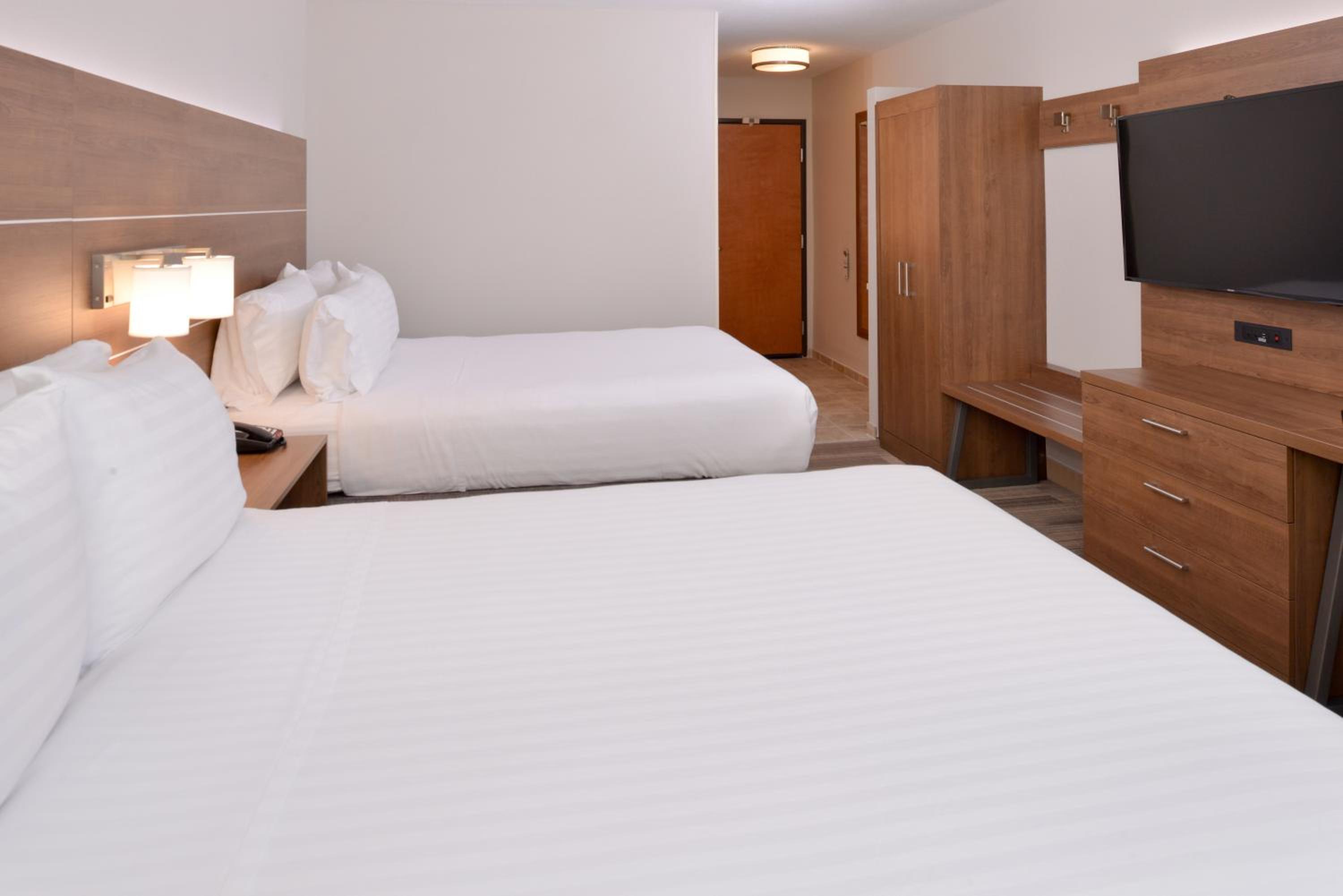 Standard Queen Room with Two Queen Beds - Photo 2