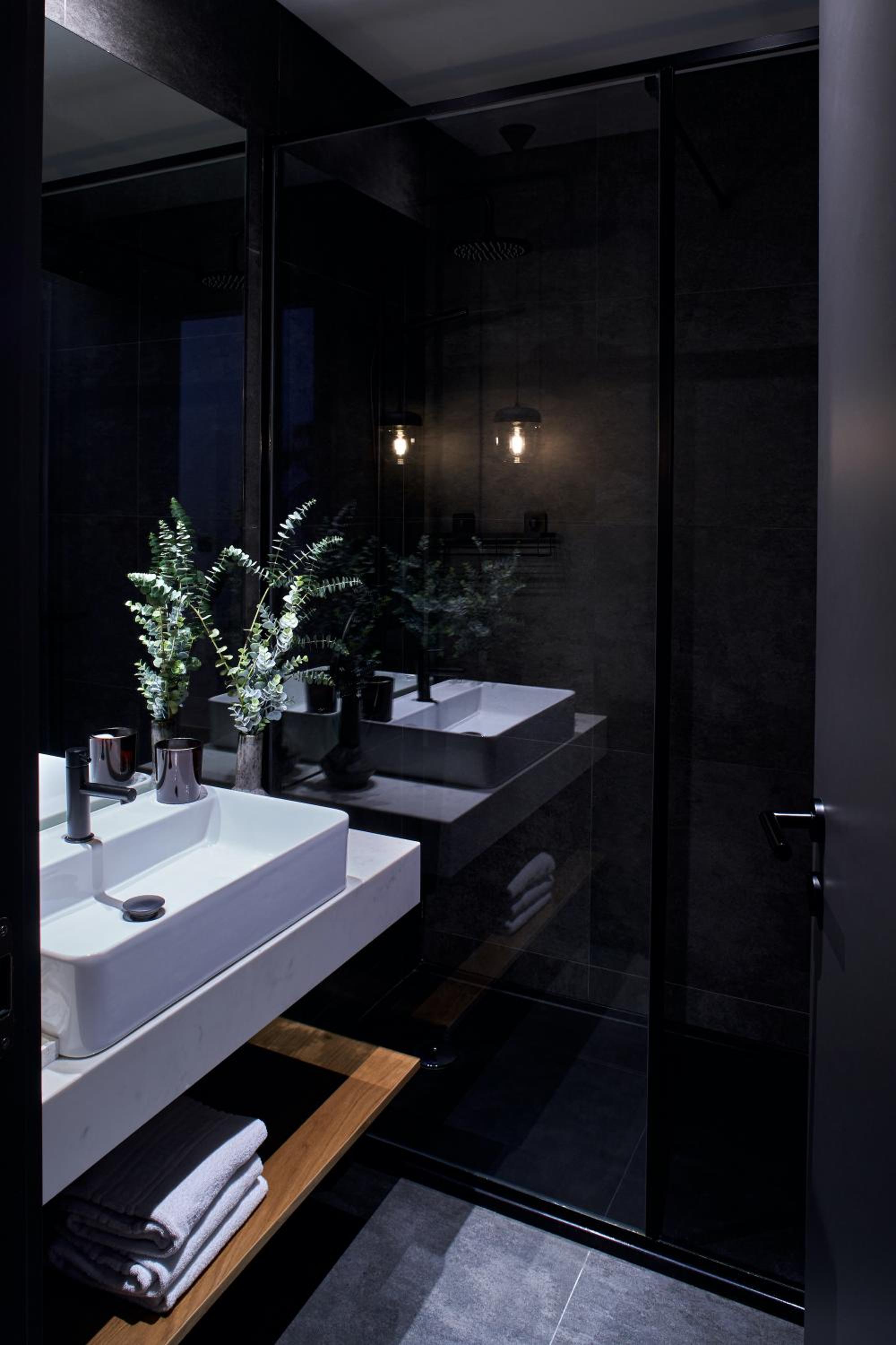 One-Bedroom Apartment with City View - Photo 6