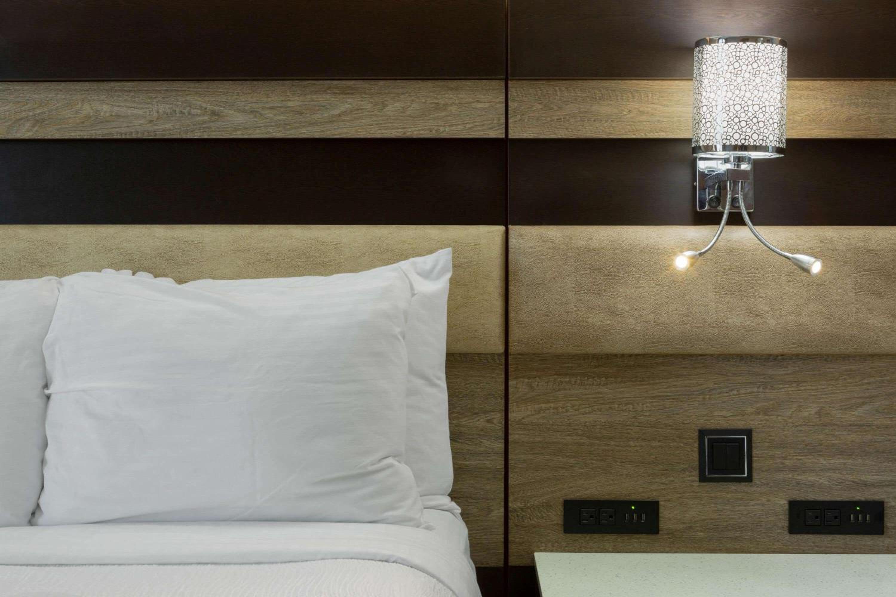 Queen Room with Two Queen Beds - Non-Smoking - Photo 5