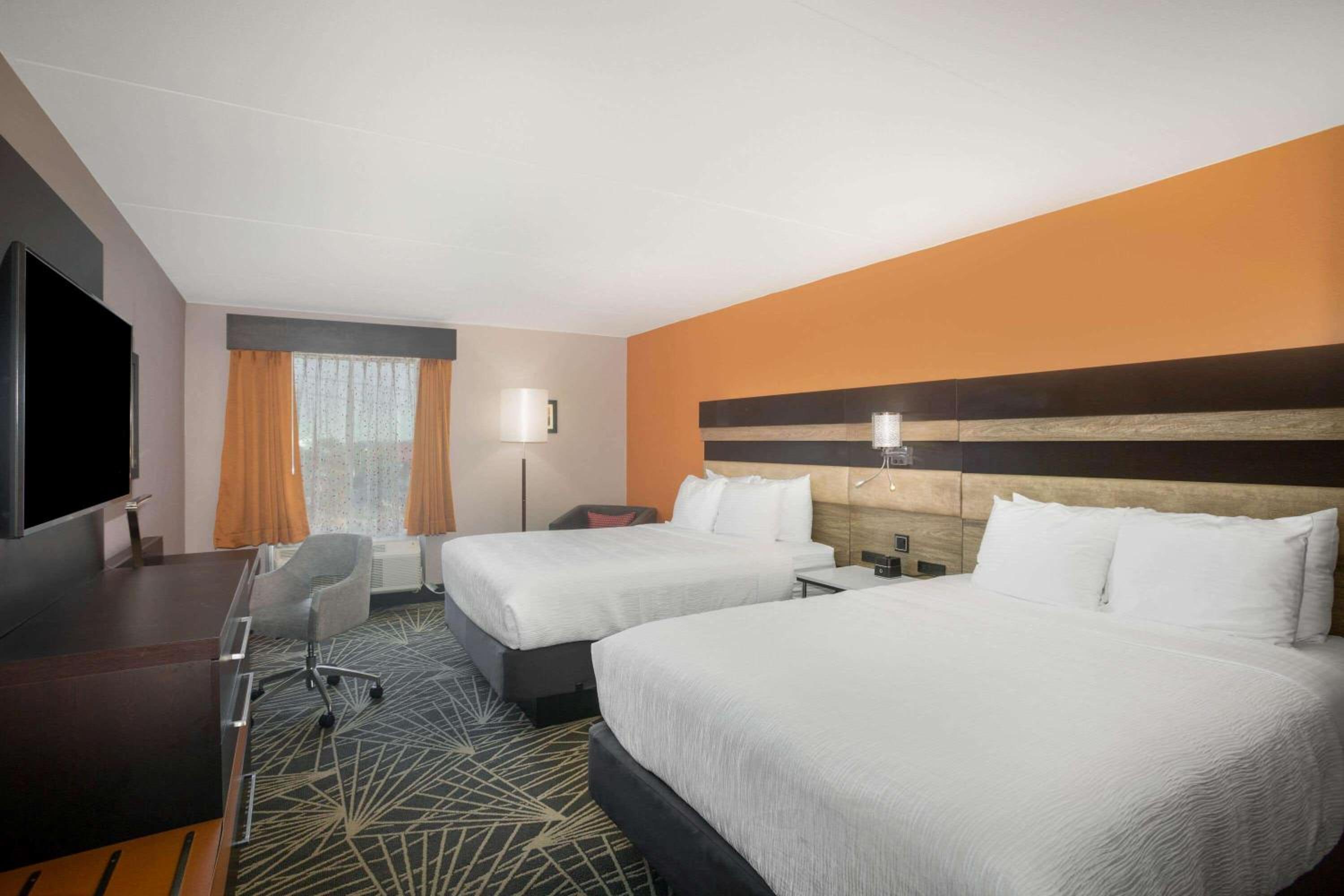 Queen Room with Two Queen Beds - Non-Smoking - Photo 4